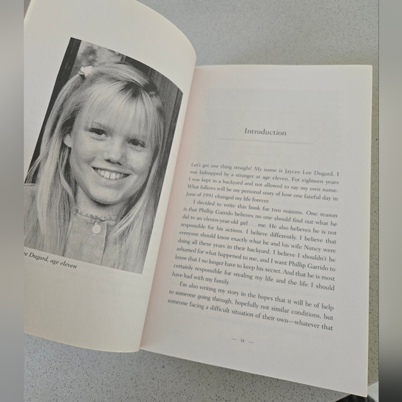 A stolen life Jaycee Dugard book - Picture 3 of 3